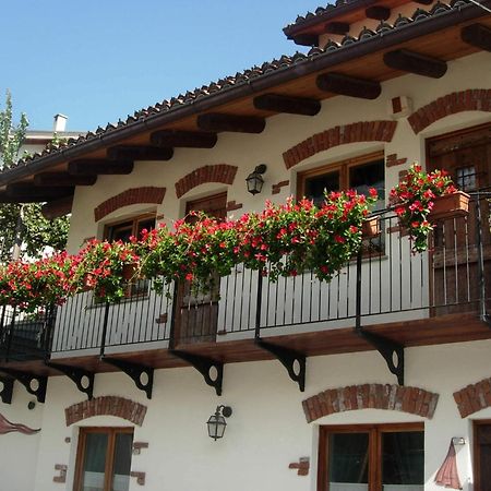 Le Village Монжове Экстерьер фото