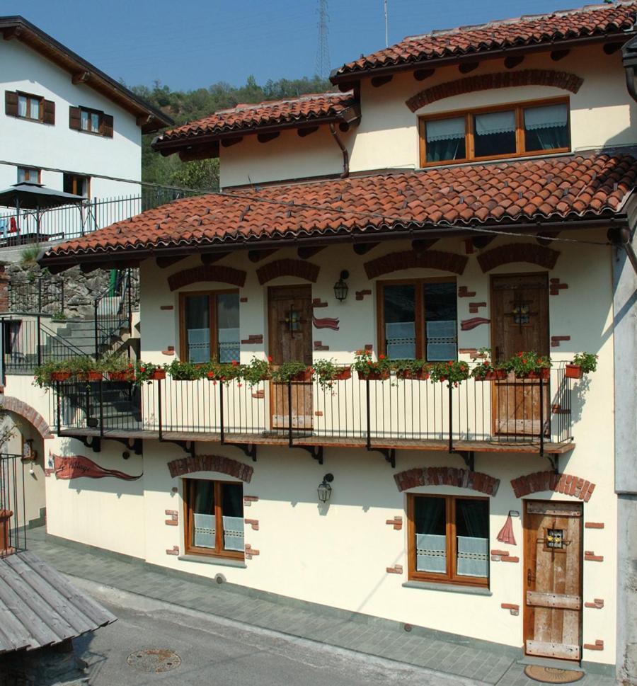 Le Village Монжове Экстерьер фото