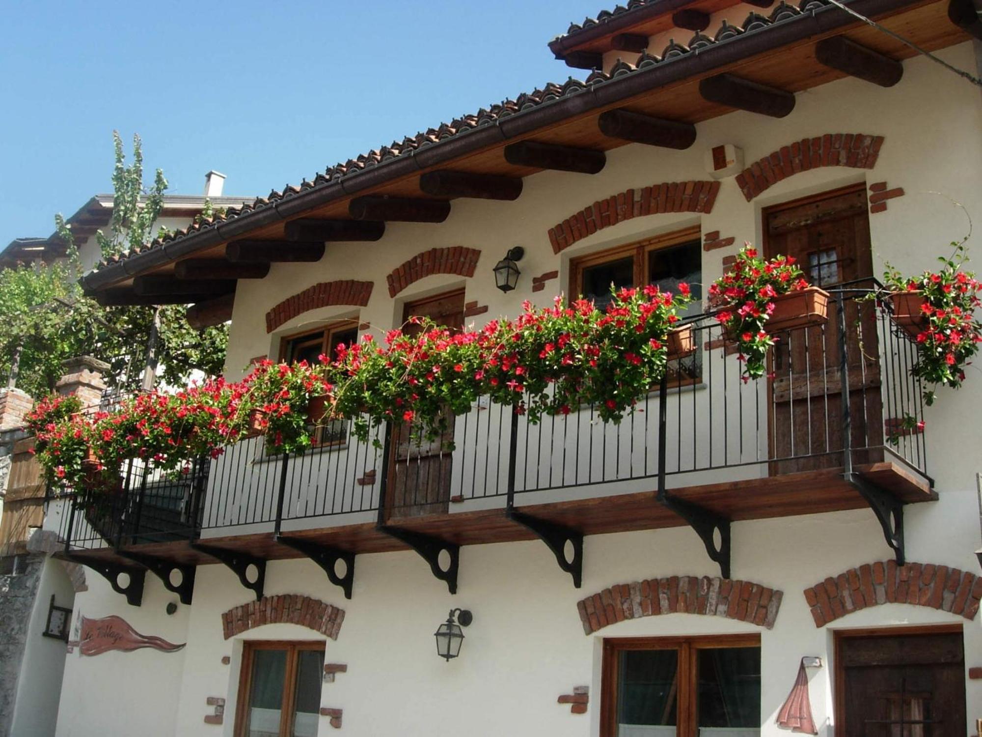 Le Village Монжове Экстерьер фото