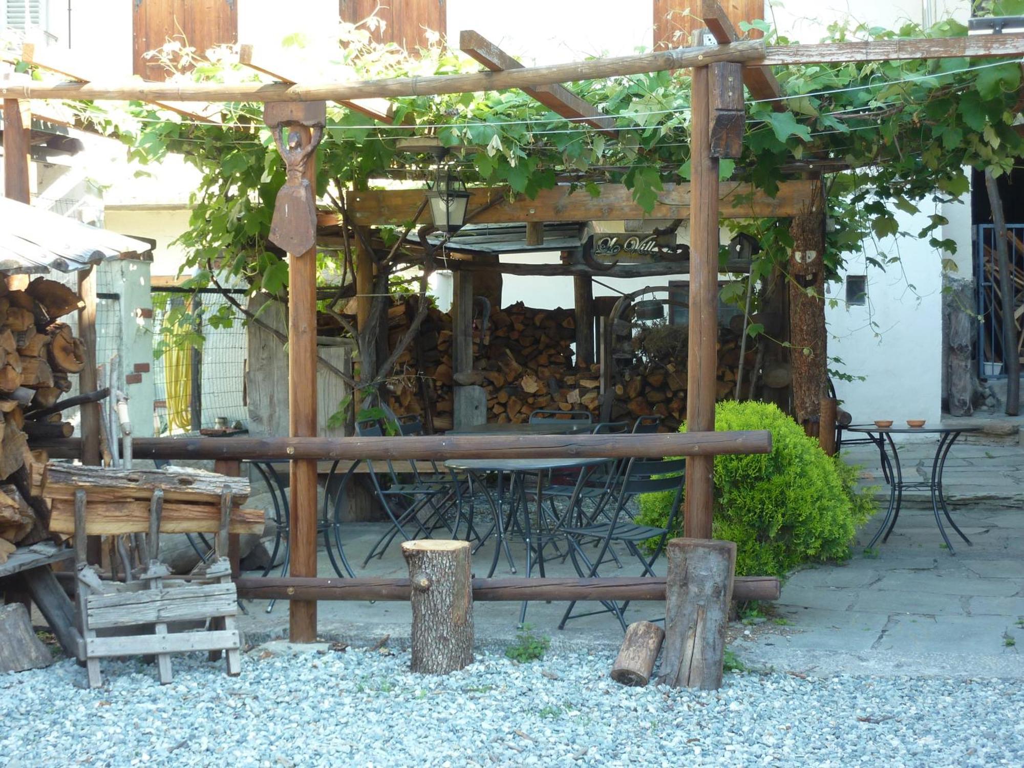 Le Village Монжове Экстерьер фото